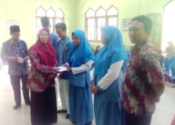 50 siswa MAN 1 Rembang terima beasiswa dari Baznas Rembang