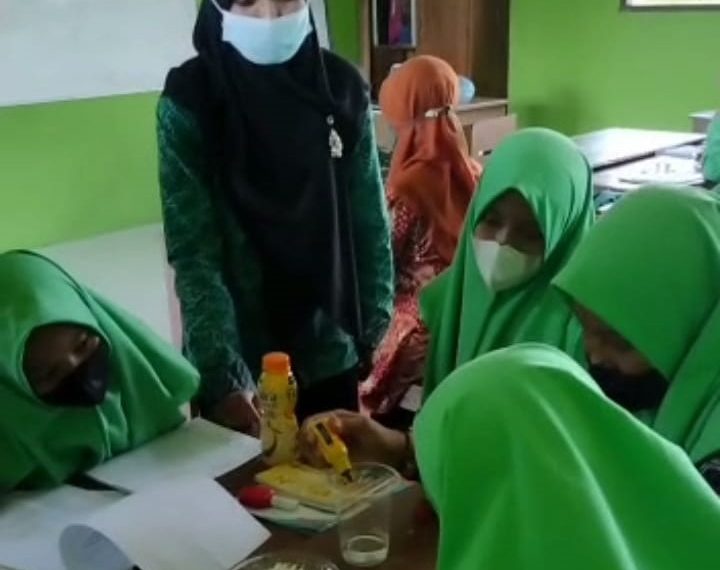 Siswa MTsN 4 Rembang Uji Kandungan Zat Dalam Makanan