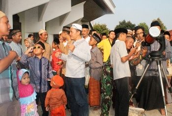 Warga antusias lihat gerhana