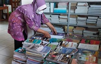 Perpustakaan MAN 2 Rembang Sortir Buku Koleksi
