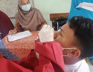 Guru dan Siswa MTs N 3 Rembang Mengikuti Test Screening Swab