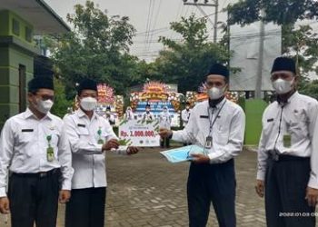 Kakankemenag Berikan Penghargaan kepada 13 Guru dan Siswa Berprestasi