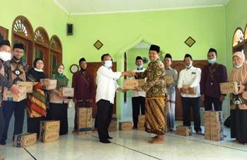 DMI Salurkan 100 Paket Bantuan Sanitasi Masjid