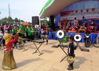 Perkusi RA Masyithoh tampil memukau di jalan sehat kerukunan