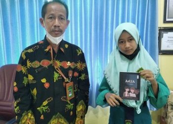 Berbekal HP, Siswa MTs Negeri 2 Rembang Ini Terbitkan Novel