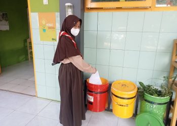 MTs N 4 Rembang Fasilitasi Tempat Sampah di Setiap Kelas