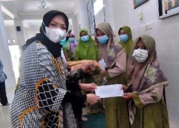 Eny Retno Berikan Santunan Kepada Yatim Piatu