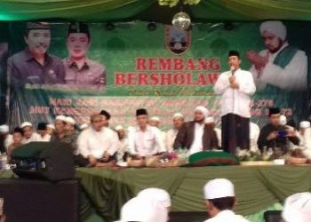 Puluhan Ribu warga bersholawat bersama Habib Syech