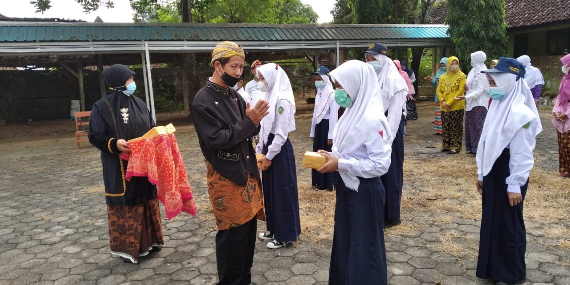 MTsN 2 Rembang Peringati Harkitnas dengan Pakaian Adat