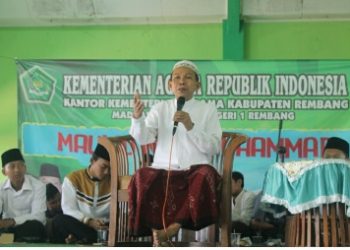 MAN 1 REMBANG GELAR GEMA DZIKIR DAN SHOLAWAT