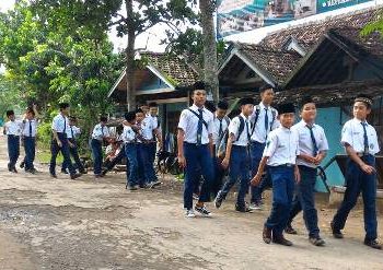 Ratusan siswa bersemangat ikut jalan santai pancasila