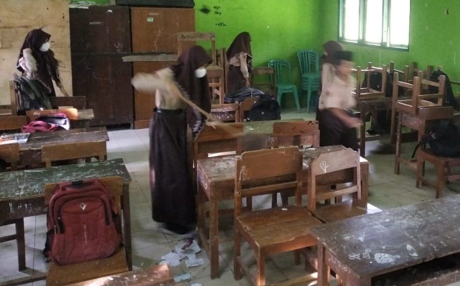 Siswa MTs Negeri 2 Rembang Kerja Bakti Jelang Ujian Madrasah