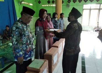 MTs Negeri 2 Rembang Lepas Pegawai yang Purna Tugas dan Dimutasi