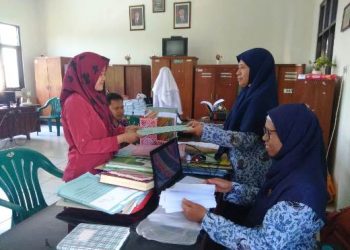 Masyarakat mendaftarkan diri mengikuti tes penyuluh Agama Islam non PNS