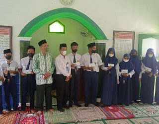 Baznas Salurkan Zakat kepada 76 Siswa MTsN 3 Rembang