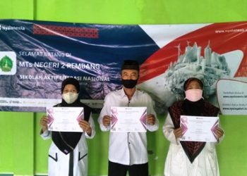 Guru MTsN 2 Rembang Raih Penghargaan Nasional