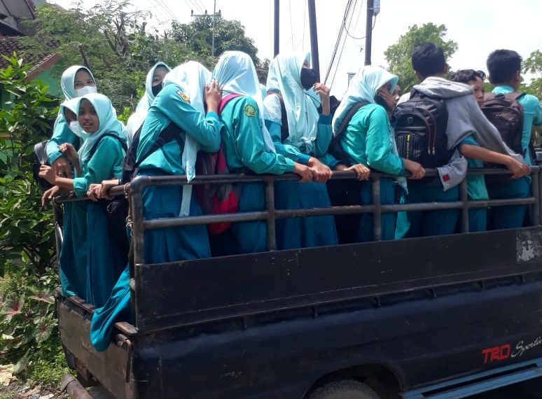 Siswa MTs Negeri 2 Rembang Sambut Gembira Angkutan Antar Jemput