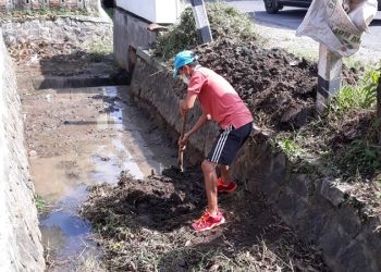 Manfaatkan Libur Nasional Untuk Bersih Selokan MTs Negeri 2 Rembang