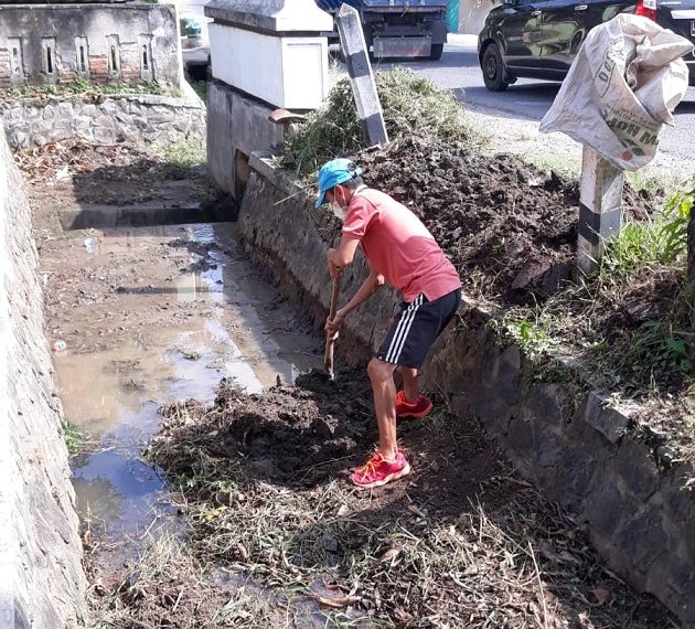 Manfaatkan Libur Nasional Untuk Bersih Selokan MTs Negeri 2 Rembang
