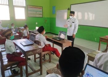 Kasubag TU Monitoring Ujian di MIN 2 Rembang