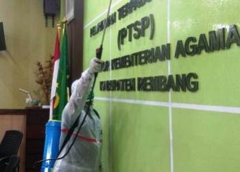 Jaga kantor steril, Kemenag lakukan penyemprotan disinfektan