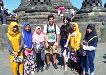 Siswa MAN 1 Rembang praktik Bahasa Inggris di Candi Borobudur