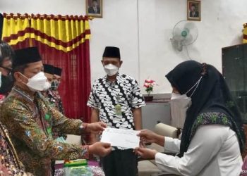 Kakankemenag Serahkan 4 SK Mutasi Guru