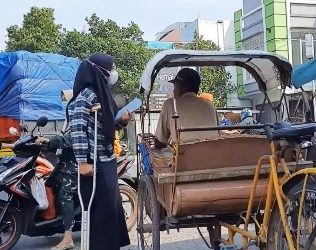 Siswi Ini Dekati Tukang Becak, Uji Kepedulian Sosial