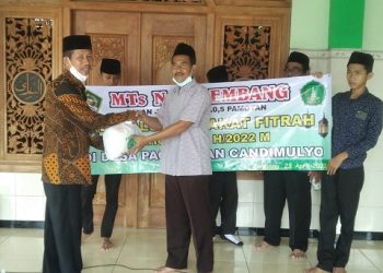 Gandeng Desa, MTsN 2 Rembang Distribusikan Zakat