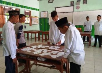 Berbagi sesama dengan berkurban