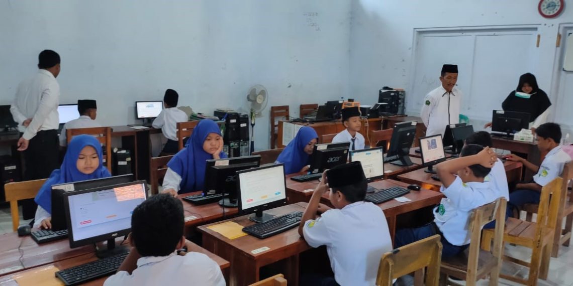 Siswa MTsN Rembang Ikuti ANBK di Kelas Darurat