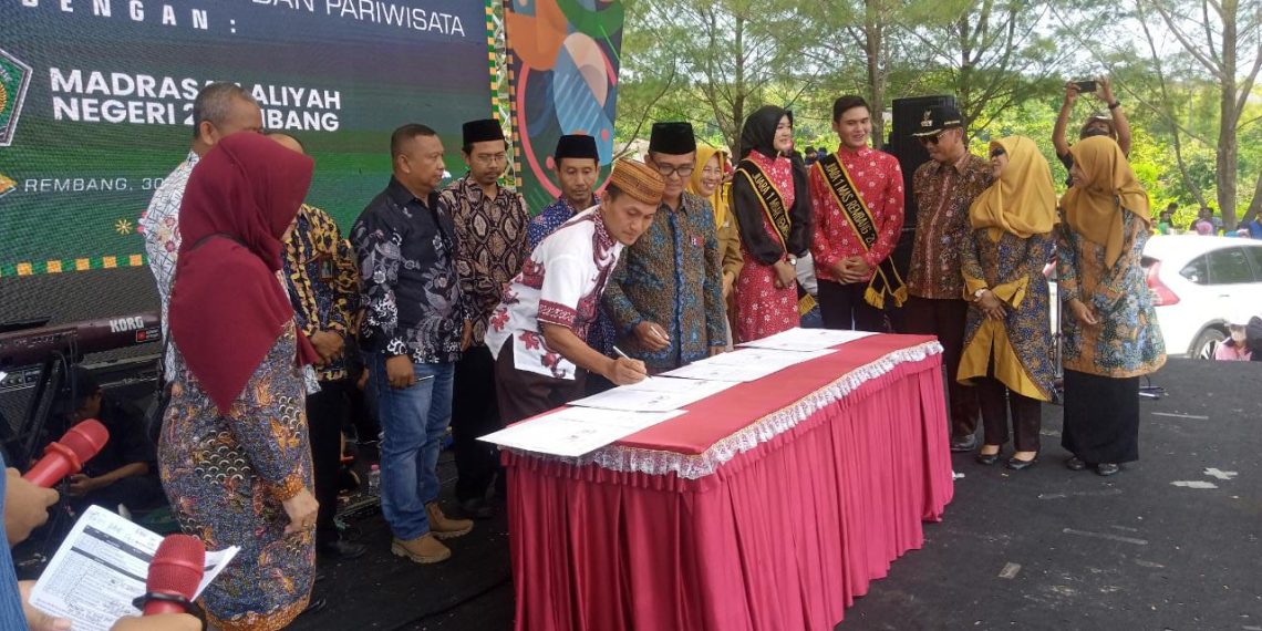 MAN 1 Rembang Tandatangani Dokumen MoU Dengan Dinbudpar Rembang