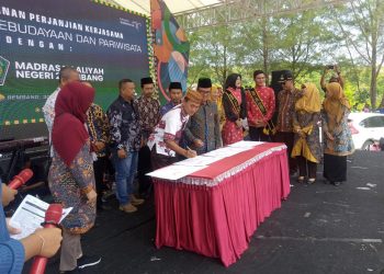 MAN 1 Rembang Tandatangani Dokumen MoU Dengan Dinbudpar Rembang