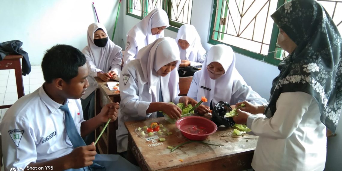 Latih Wirausaha, MAN 1 Rembang Gelar Pelatihan Pembuatan Garnis