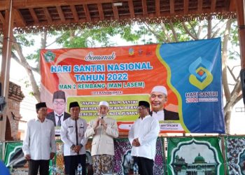 Peringati HSN, MAN 2 Rembang Adakan Ziarah dan Literasi Budaya
