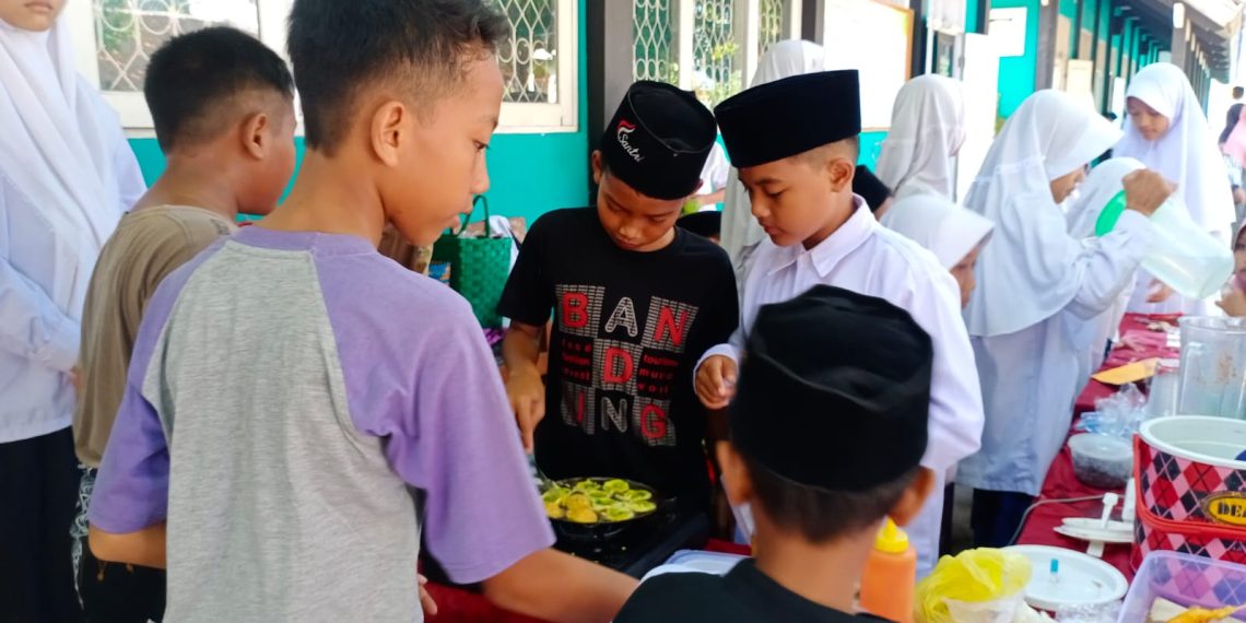 Pupuk Jiwa Wirausaha Siswa, MIN 1 Rembang Gelar Bazar