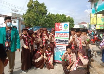 Peringati Hari Santri, Pramuka MIN1 Rembang Berbagi