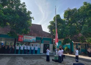 Lagu Yalal Waton Iringi Upacara Hari Santri di MIN 1 Rembang