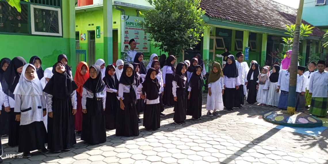 Peringati HSN, MIN 2 Rembang Gelar Upacara dan Pawai