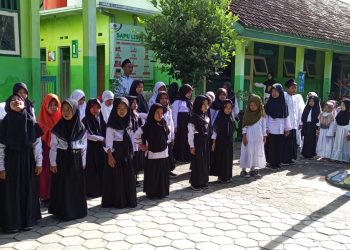 Peringati HSN, MIN 2 Rembang Gelar Upacara dan Pawai
