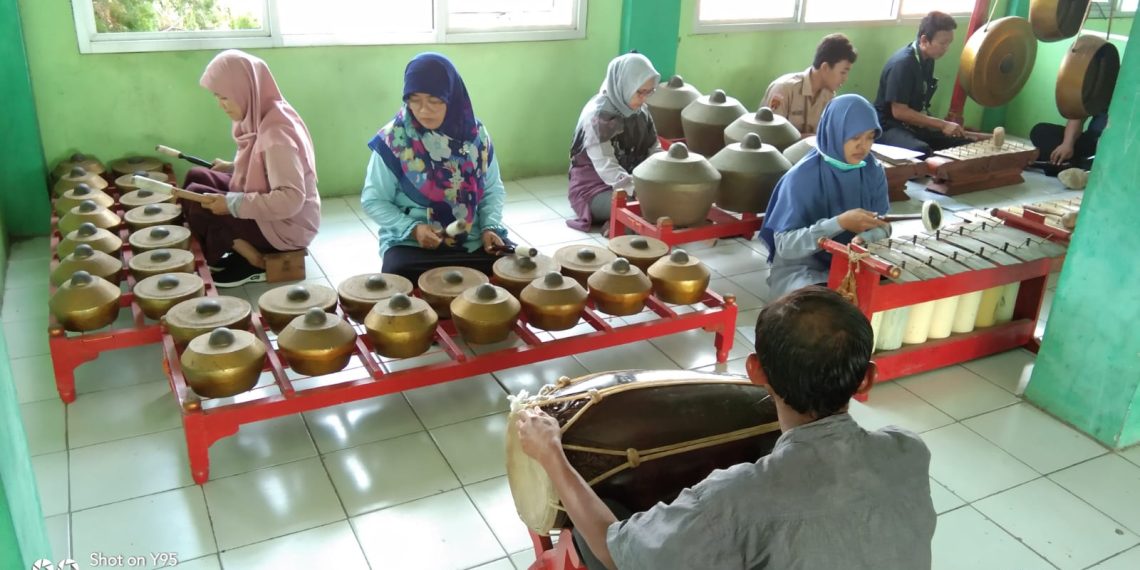 Lestarikan Budaya Jawa, Tim Karawitan MAN 1 Rembang Gelar Latihan Rutin