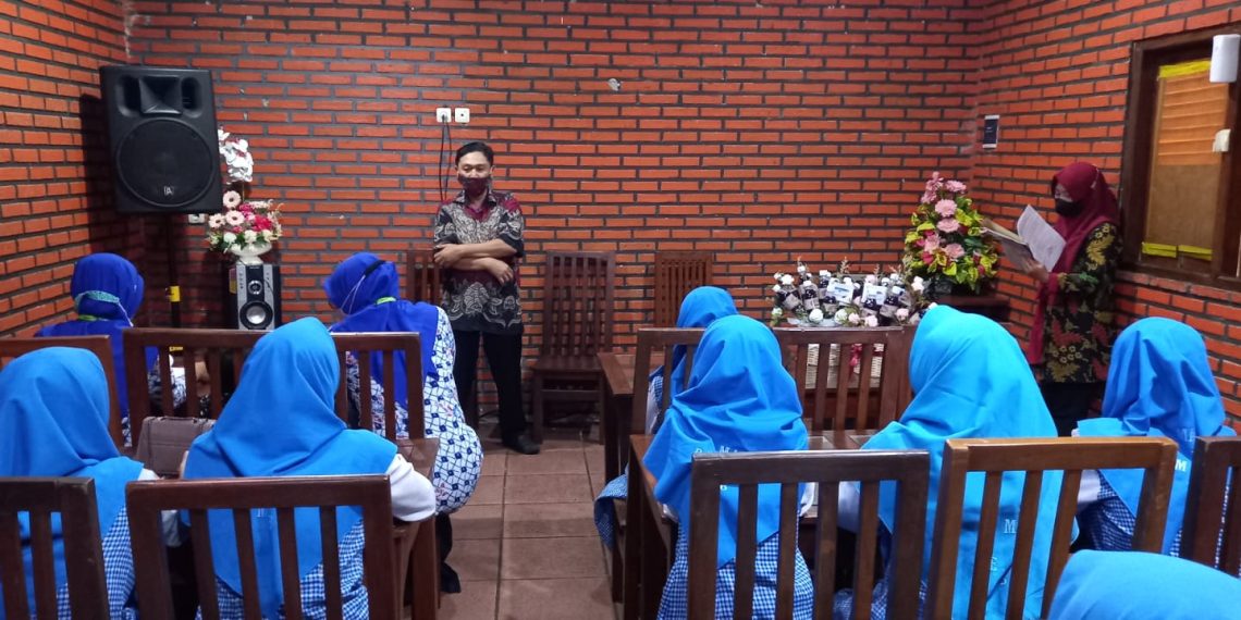 MAN 1 Rembang Gelar Kunjungan Industri Food And Beverage Ke Resto Omah Cabe Pati