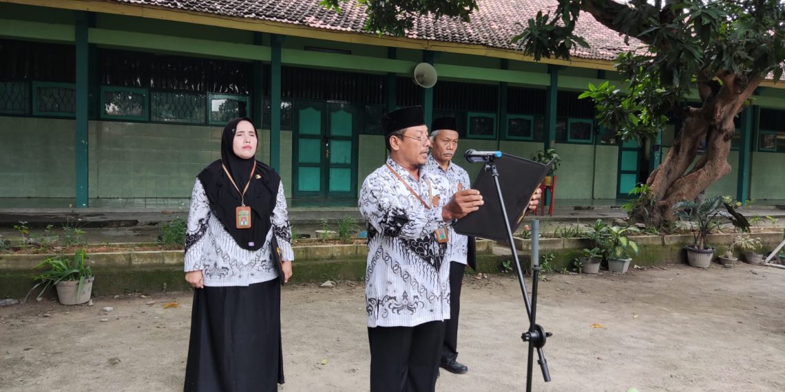 MTsN 1 Rembang Gelar Upacara HGN