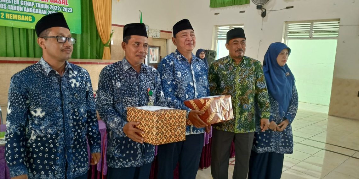 MAN 2 Rembang Lepas Guru Purna Tugas
