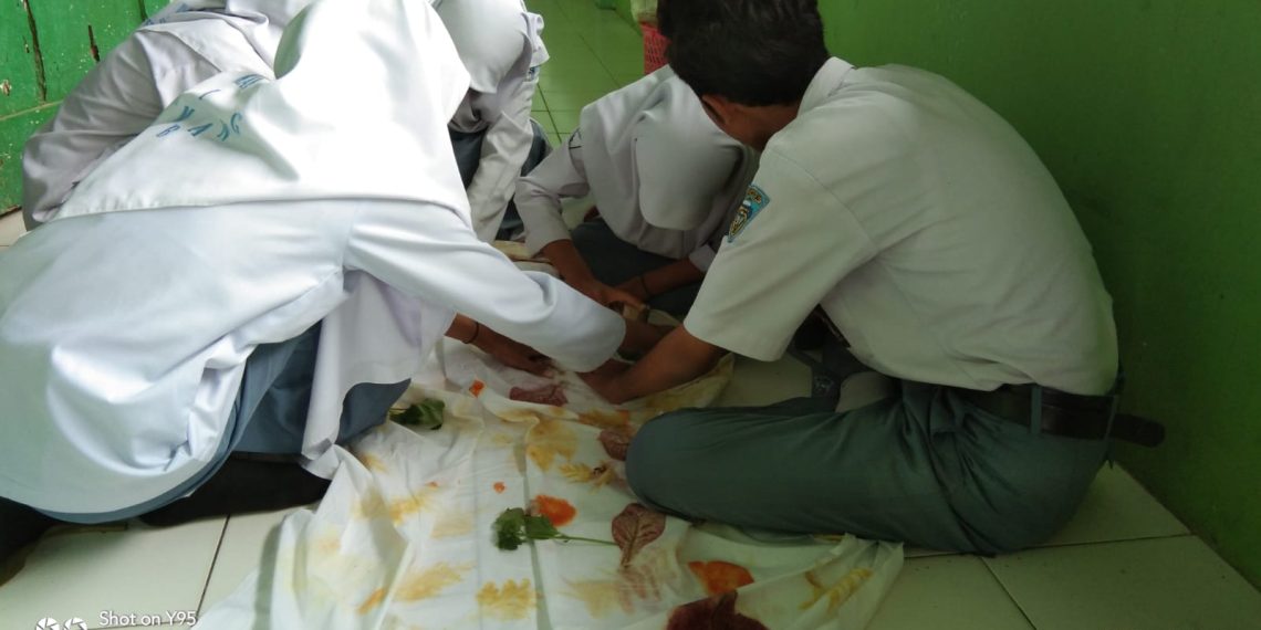Tingkatkan Keterampilan Peserta Didik, MAN 1 Rembang Produksi Batik Ecoprint