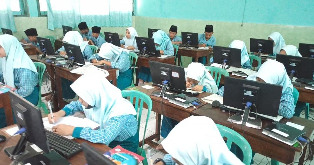 Siswa MTsN Ikuti Ulangan Harian dengan CBT