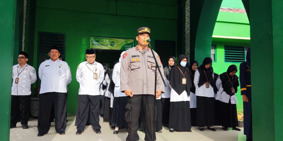 MTsN 1 Rembang Hadirkan Polsek sebagai Pembina Upacara