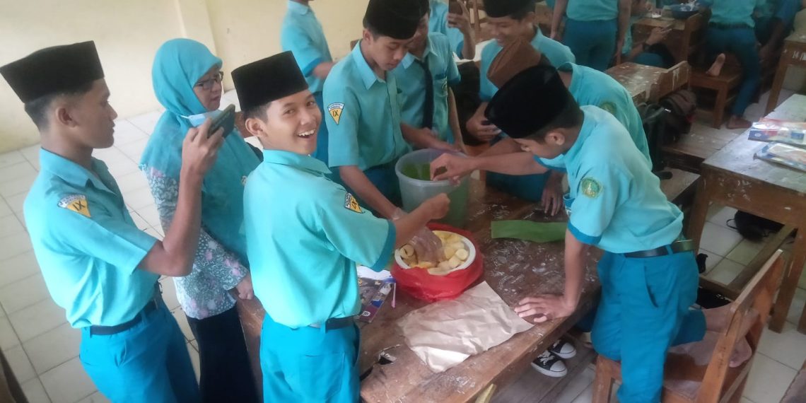 Siswa MTsN 2 Rembang Praktik Membuat Tapai