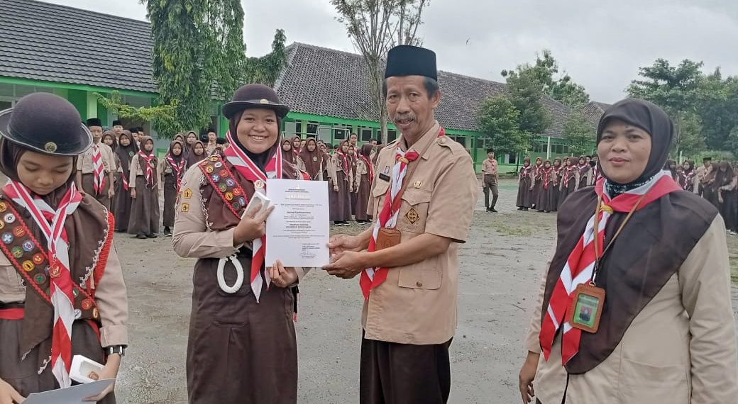 Penyematan Tanda Pramuka Garuda Penggalang MTs Negeri 2 Rembang