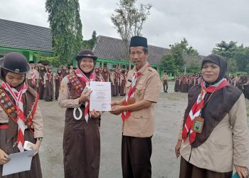 Penyematan Tanda Pramuka Garuda Penggalang MTs Negeri 2 Rembang